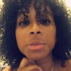 Meet your Posher, Yanira